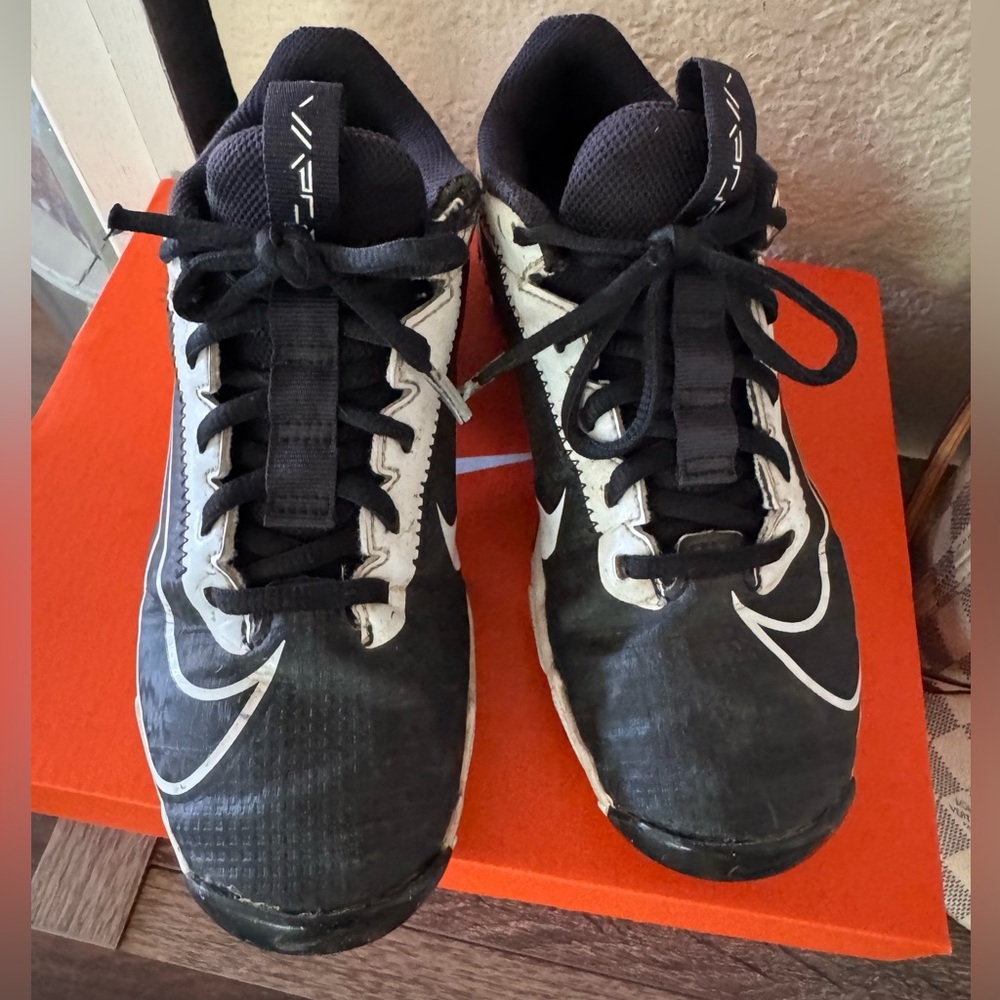 Boys Nike cleats 
Size 3